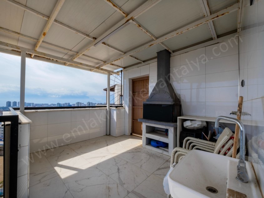 LARADA HAVUZLU SİTE İÇİ YAPILI GENİŞ DUBLEKS 