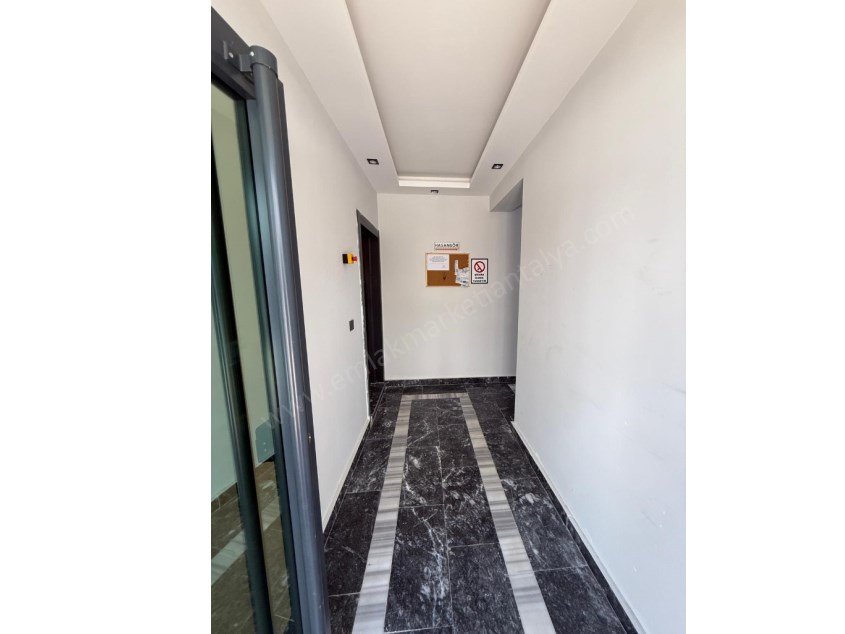 MERKEZDE TRAMVAYA 2 DK. MESAFEDE KATTA SIFIR 2+1 DAİRE 