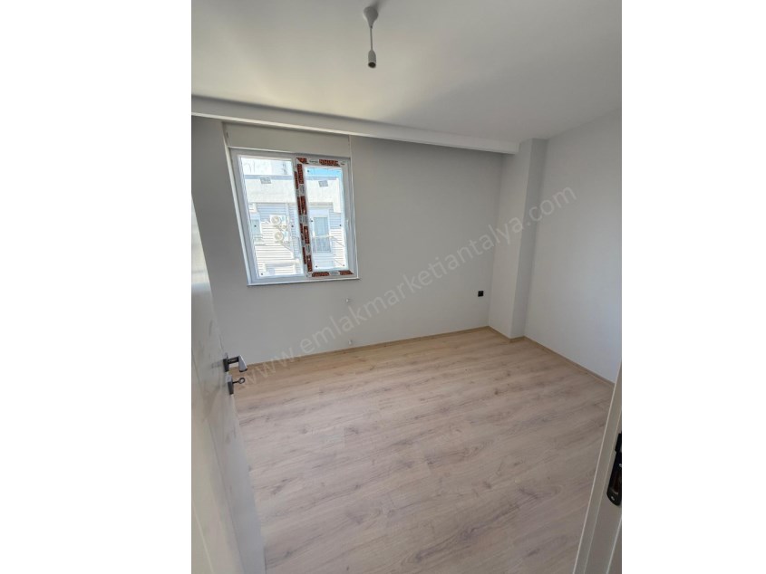 MERKEZDE TRAMVAYA 2 DK. MESAFEDE KATTA SIFIR 2+1 DAİRE 