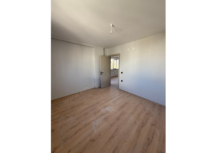 MERKEZDE TRAMVAYA 2 DK. MESAFEDE KATTA SIFIR 2+1 DAİRE 