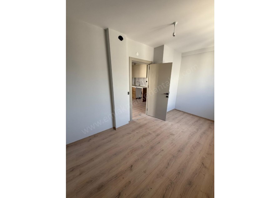 MERKEZDE TRAMVAYA 2 DK. MESAFEDE KATTA SIFIR 2+1 DAİRE 