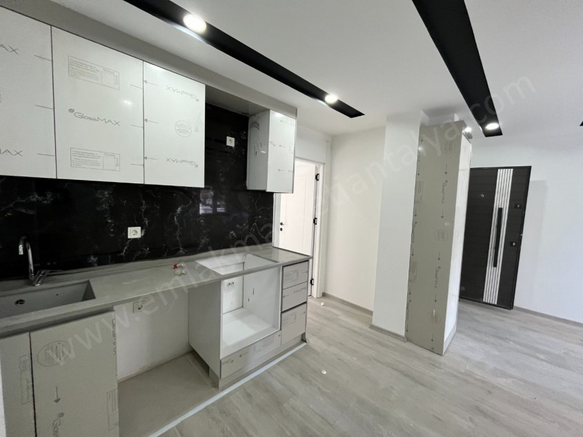 CUMHURİYETTE TRAMVAY YAKINI FIRSAT SIFIR 1+1