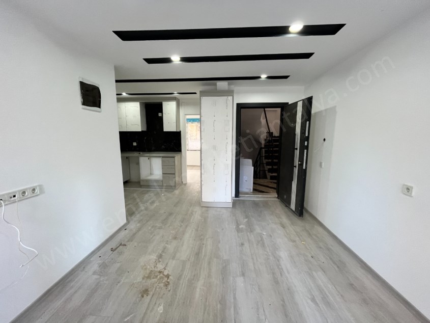 CUMHURİYETTE TRAMVAY YAKINI FIRSAT SIFIR 1+1