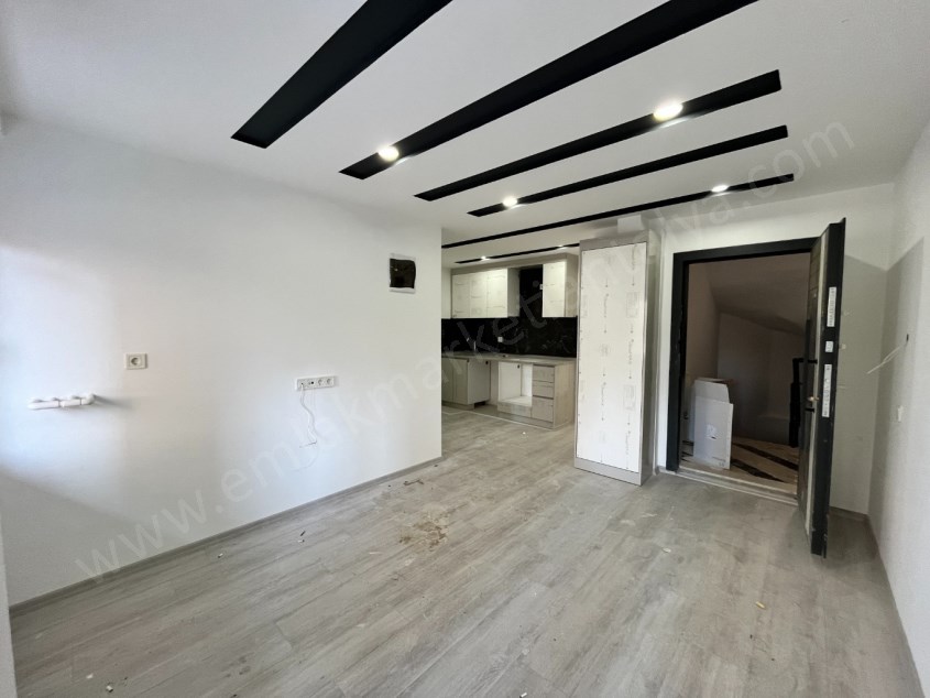 CUMHURİYETTE TRAMVAY YAKINI FIRSAT SIFIR 1+1