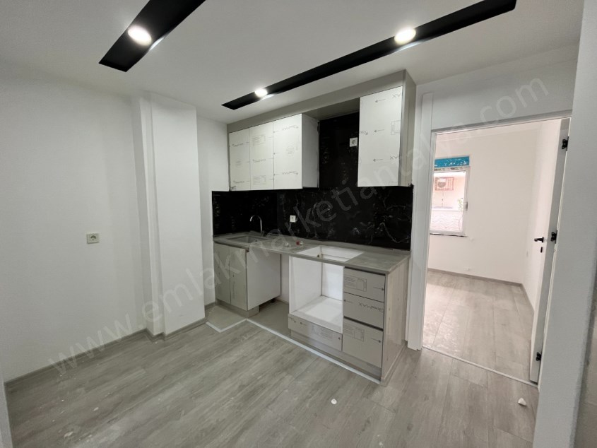 CUMHURİYETTE TRAMVAY YAKINI FIRSAT SIFIR 1+1