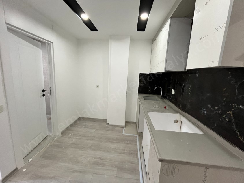 CUMHURİYETTE TRAMVAY YAKINI FIRSAT SIFIR 1+1