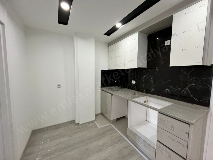 CUMHURİYETTE TRAMVAY YAKINI FIRSAT SIFIR 1+1