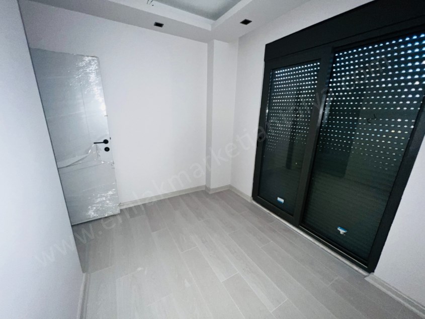 GÖKSUDA YÜZME HAVUZLU OTOPARKLI SİTEDE 1+1 DAİRE