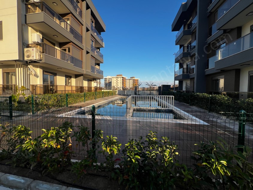 YÜZME HAVUZLU OTOPARKLI LÜKS SİTEDE 1+1 DAİRE