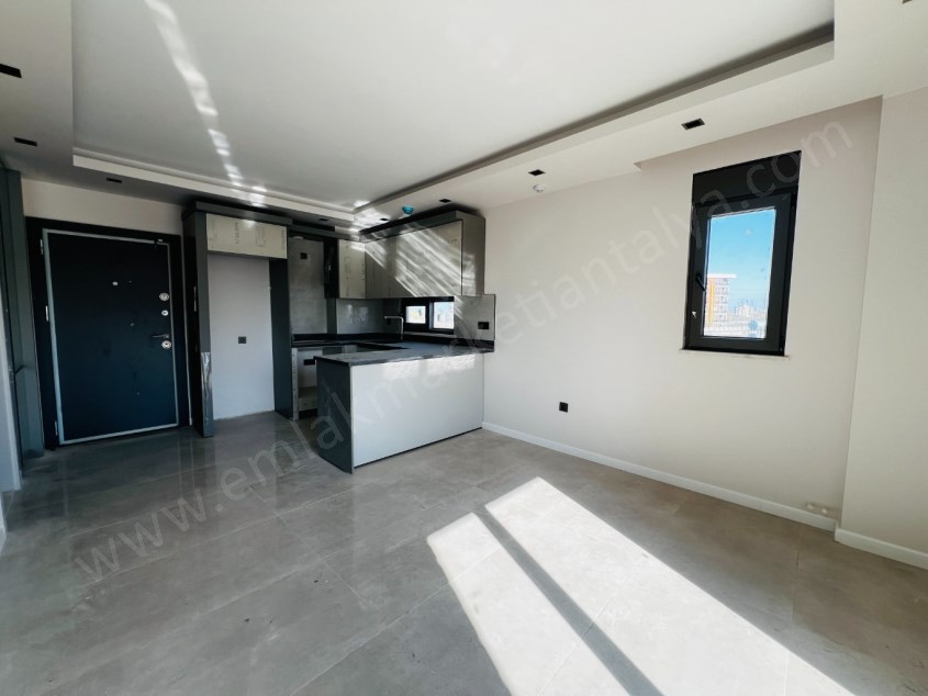 YÜZME HAVUZLU OTOPARKLI LÜKS SİTEDE 1+1 DAİRE