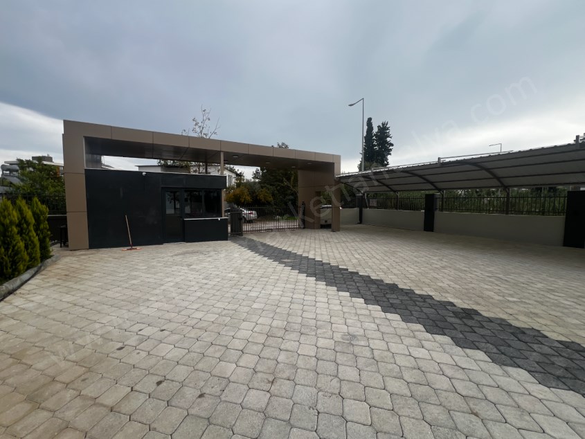 YÜZME HAVUZLU OTOPARKLI LÜKS SİTEDE 1+1 DAİRE