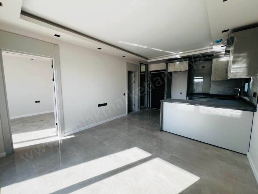 YÜZME HAVUZLU OTOPARKLI LÜKS SİTEDE 1+1 DAİRE