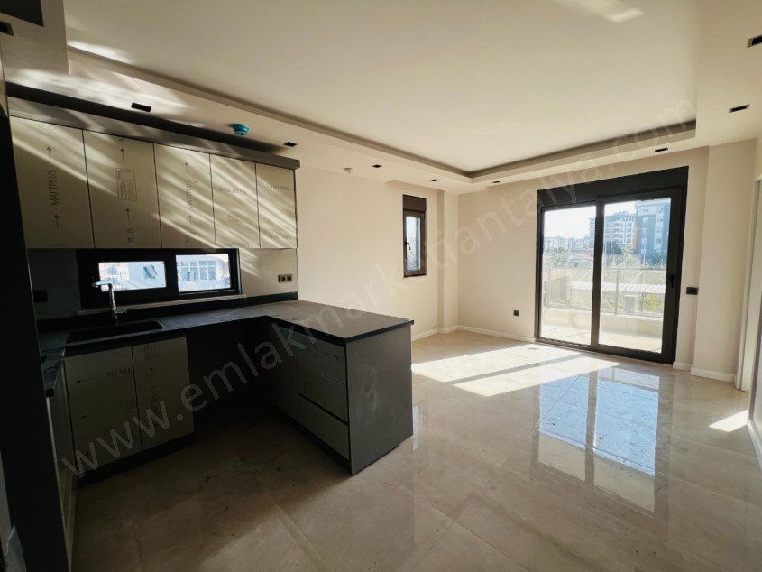 YÜZME HAVUZLU OTOPARKLI LÜKS SİTEDE 1+1 DAİRE