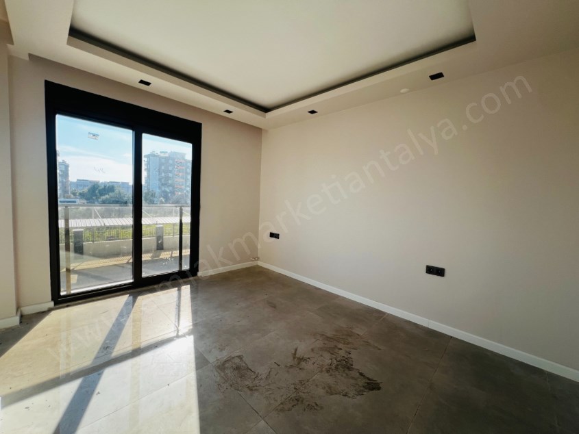 YÜZME HAVUZLU OTOPARKLI LÜKS SİTEDE 1+1 DAİRE