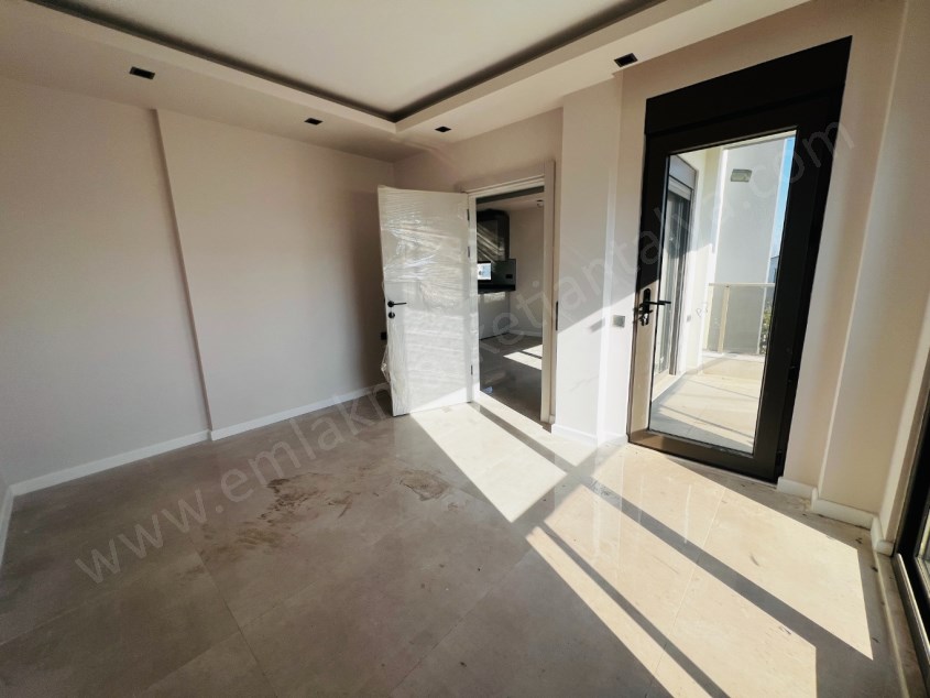 YÜZME HAVUZLU OTOPARKLI LÜKS SİTEDE 1+1 DAİRE