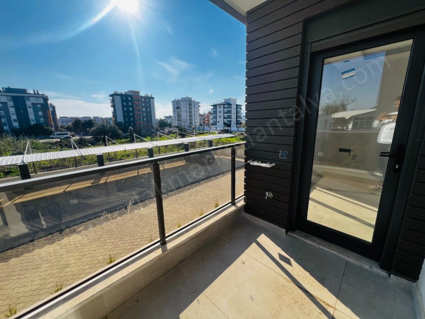 YÜZME HAVUZLU OTOPARKLI LÜKS SİTEDE 1+1 DAİRE