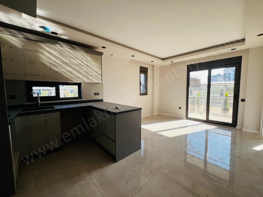 YÜZME HAVUZLU OTOPARKLI LÜKS SİTEDE 1+1 DAİRELER