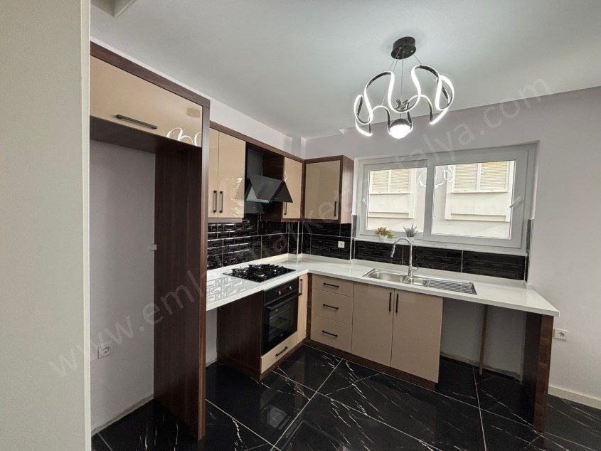 KONYAALTI SAHİLİNE YÜRÜYÜŞ MESAFESİNDE İÇİ YAPILI 2+1