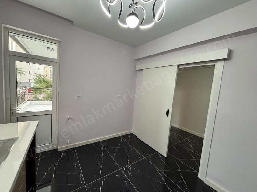 KONYAALTI SAHİLİNE YÜRÜYÜŞ MESAFESİNDE İÇİ YAPILI 2+1