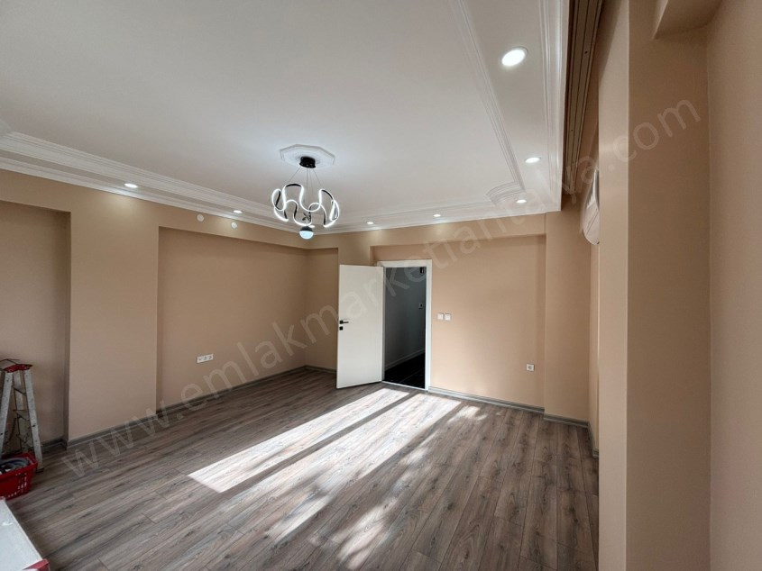 KONYAALTI SAHİLİNE YÜRÜYÜŞ MESAFESİNDE İÇİ YAPILI 2+1