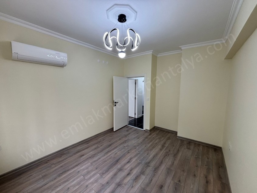 KONYAALTI SAHİLİNE YÜRÜYÜŞ MESAFESİNDE İÇİ YAPILI 2+1