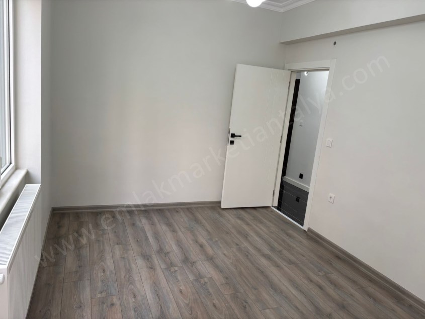 KONYAALTI SAHİLİNE YÜRÜYÜŞ MESAFESİNDE İÇİ YAPILI 2+1