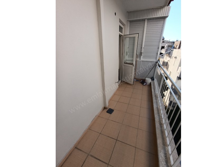 DUTLUBAHÇE MAHALLESİNDE GAZİ BULVARI YAKINI , MASRAFSIZ , TADİLATLI 2+1 SATILIK DAİRE