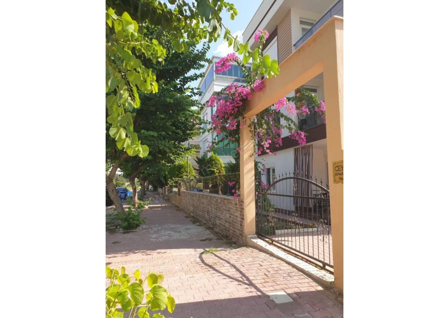 KONYAALTI DENİZE 100 MT.  DOĞALGAZLI EŞYALI VİLLA TADINDA BAHÇE KATI 