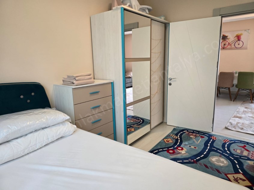 KONYAALTI DENİZE 100 MT.  DOĞALGAZLI EŞYALI VİLLA TADINDA BAHÇE KATI 