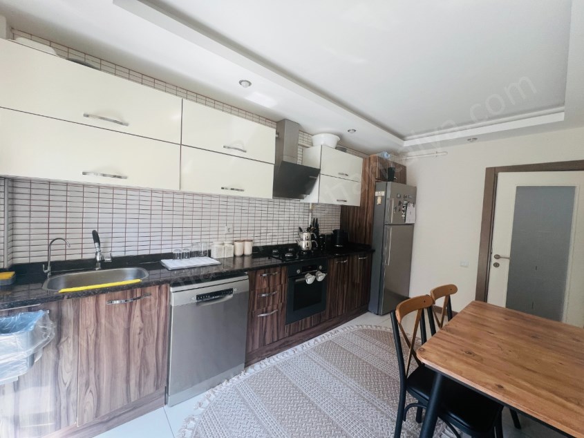 MERKEZDE LÜKS SİTEDE KATTA ÇOK GENİŞ EBEVEYN BANYOLU 2+1