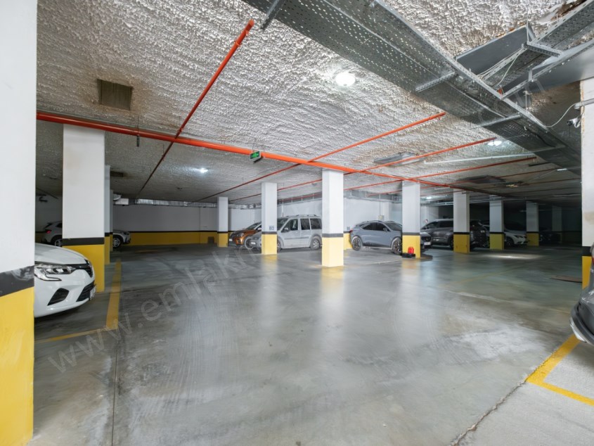 MERKEZDE LÜKS SİTEDE KATTA ÇOK GENİŞ EBEVEYN BANYOLU 2+1