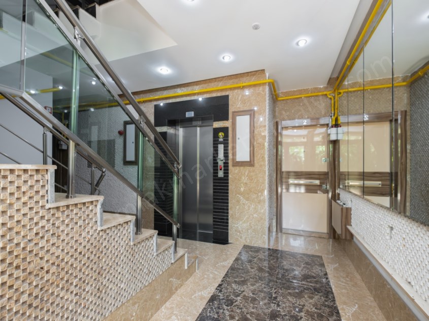 MERKEZDE LÜKS SİTEDE KATTA ÇOK GENİŞ EBEVEYN BANYOLU 2+1