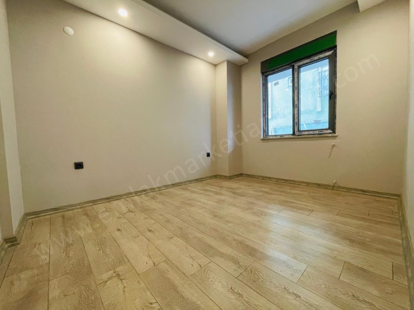 YENİ EMEKTE KENT MEYDANI YAKINI GENİŞ AYRI MUTFAK 1+1