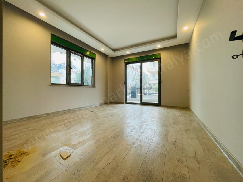 YENİ EMEKTE KENT MEYDANI YAKINI GENİŞ AYRI MUTFAK 1+1