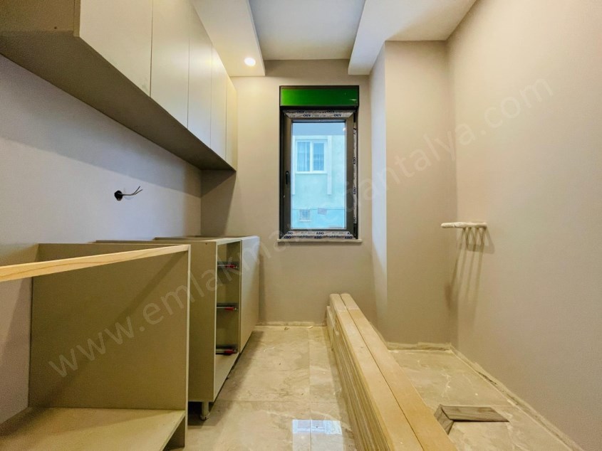 YENİ EMEKTE KENT MEYDANI YAKINI GENİŞ AYRI MUTFAK 1+1