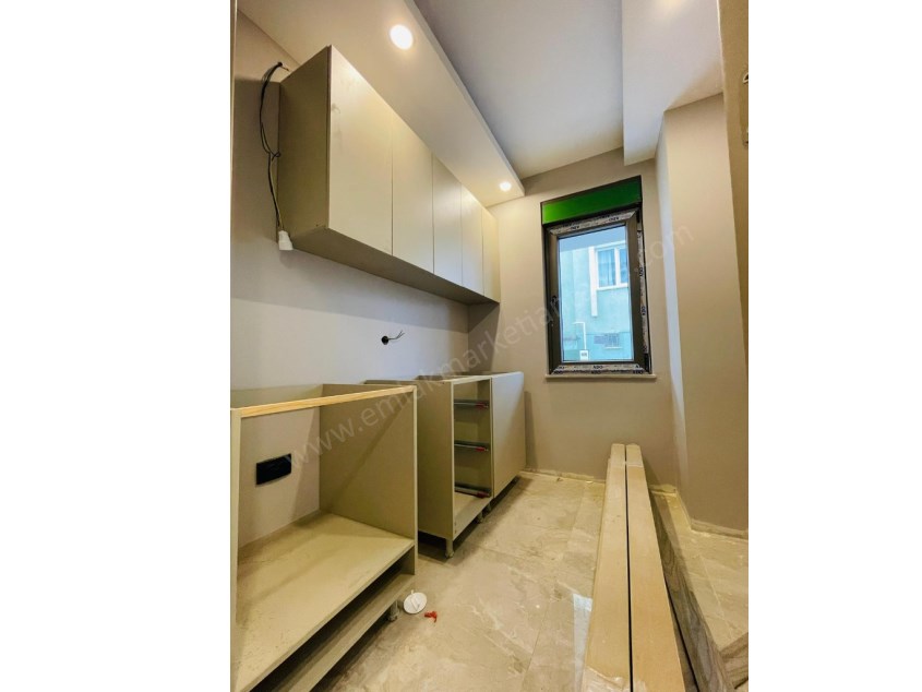 YENİ EMEKTE KENT MEYDANI YAKINI GENİŞ AYRI MUTFAK 1+1