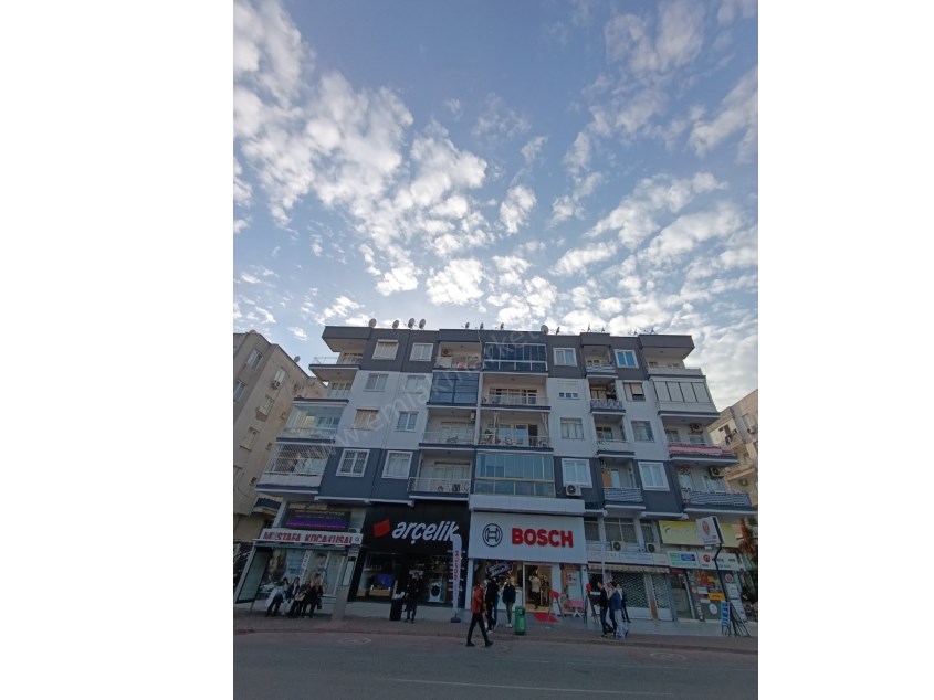 DOĞU GARAJINDA ŞEHRİN KALBİNDE TADİLATLI GENİŞ 3+1 SATILIK DAİRE