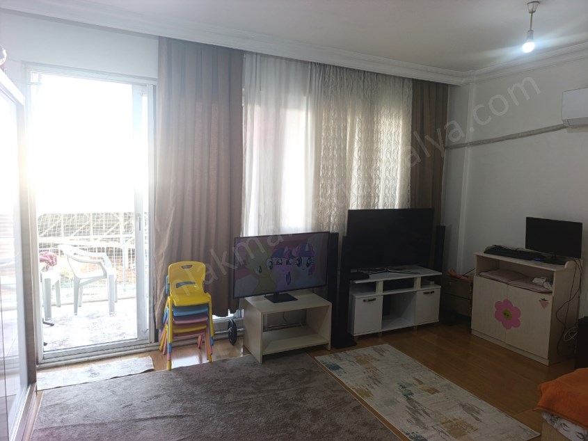 DOĞU GARAJINDA ŞEHRİN KALBİNDE TADİLATLI GENİŞ 3+1 SATILIK DAİRE