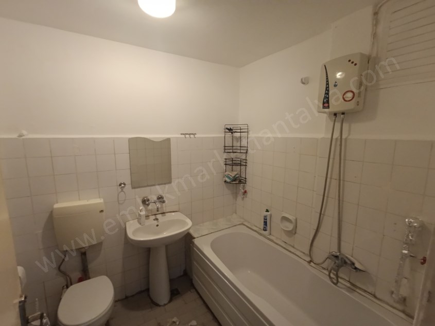 DOĞU GARAJINDA ŞEHRİN KALBİNDE TADİLATLI GENİŞ 3+1 SATILIK DAİRE