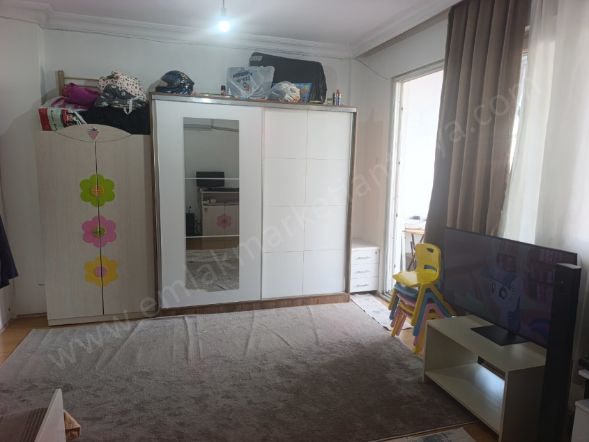 DOĞU GARAJINDA ŞEHRİN KALBİNDE TADİLATLI GENİŞ 3+1 SATILIK DAİRE