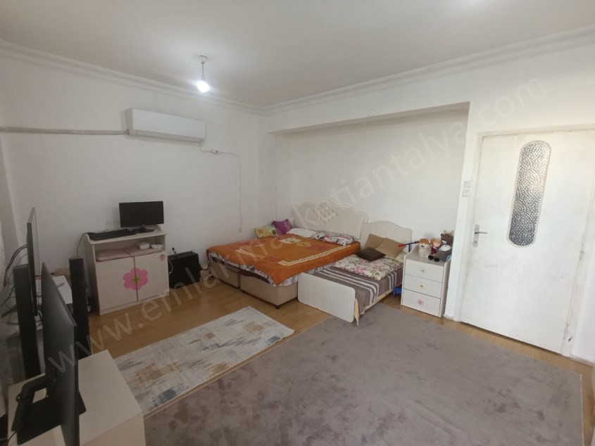 DOĞU GARAJINDA ŞEHRİN KALBİNDE TADİLATLI GENİŞ 3+1 SATILIK DAİRE