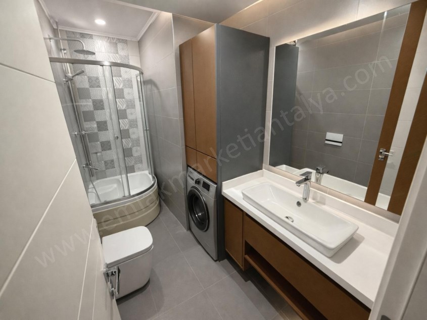 KONYAALTI KONAKLAR BÖLGESİNDE ULTRALÜKS SİTEDE 4+1 ARAKAT