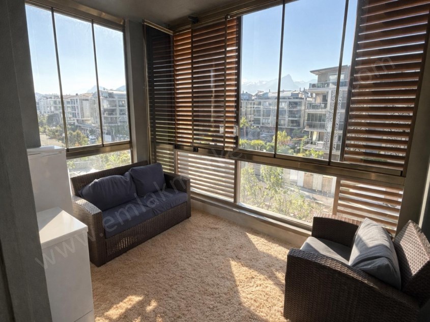 KONYAALTI KONAKLAR BÖLGESİNDE ULTRALÜKS SİTEDE 4+1 ARAKAT