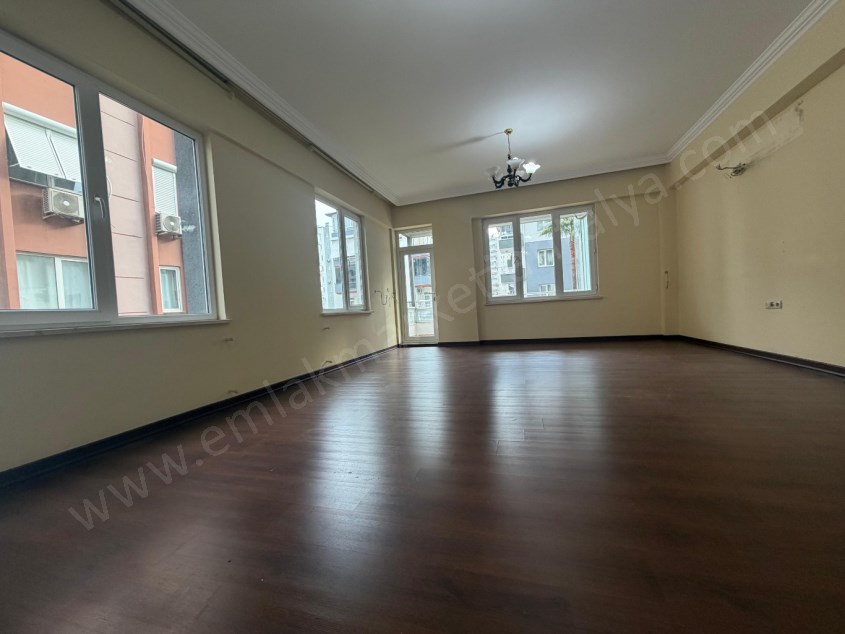 12.CADDE YAKINI SİTE İÇİ ARAKAT GENİŞ 3+1