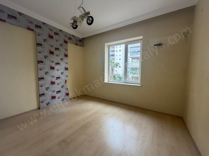 12.CADDE YAKINI SİTE İÇİ ARAKAT GENİŞ 3+1