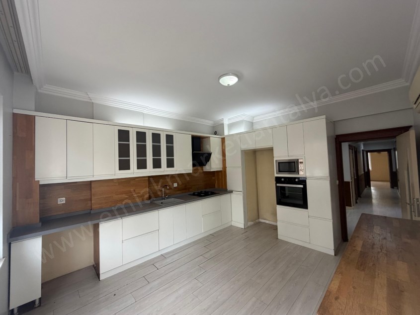 12.CADDE YAKINI SİTE İÇİ ARAKAT GENİŞ 3+1