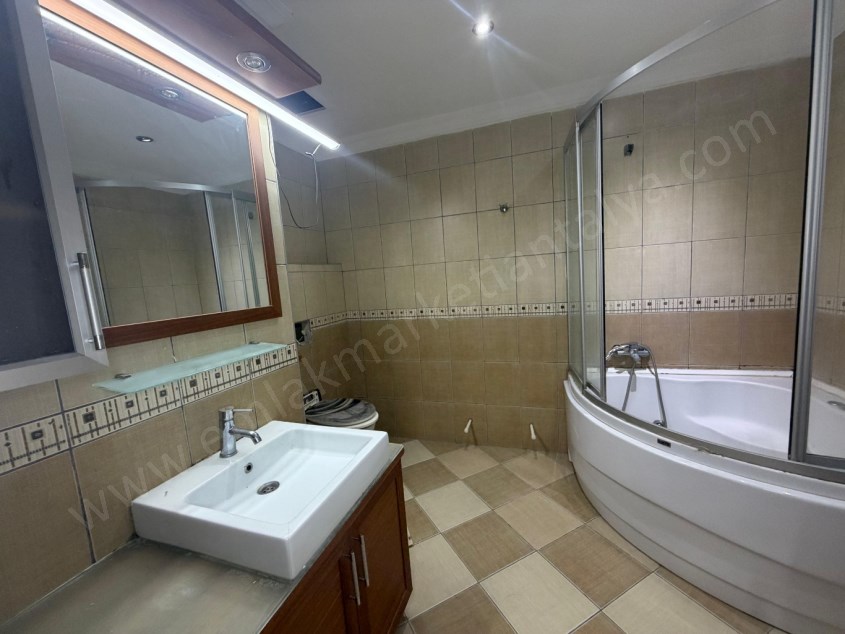 12.CADDE YAKINI SİTE İÇİ ARAKAT GENİŞ 3+1