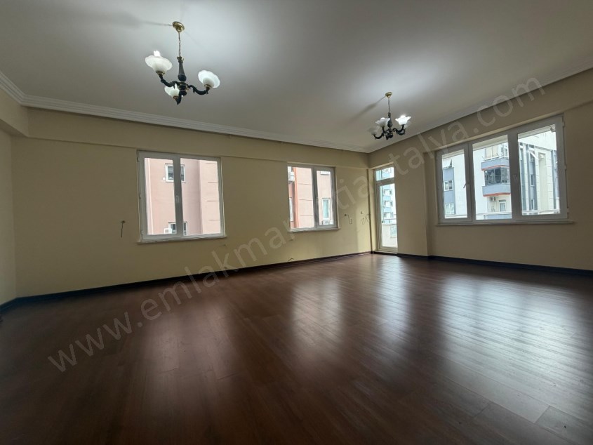 12.CADDE YAKINI SİTE İÇİ ARAKAT GENİŞ 3+1