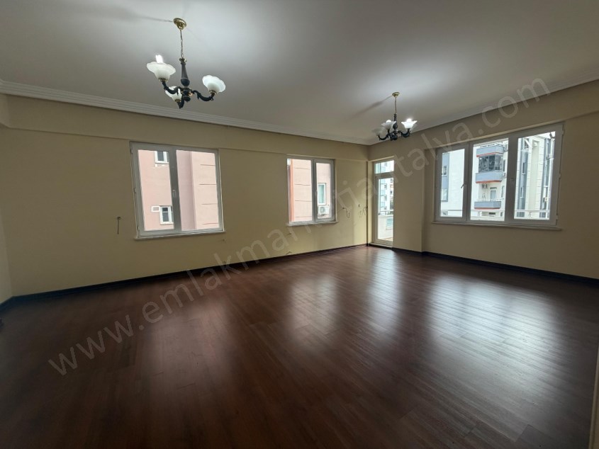 12.CADDE YAKINI SİTE İÇİ ARAKAT GENİŞ 3+1