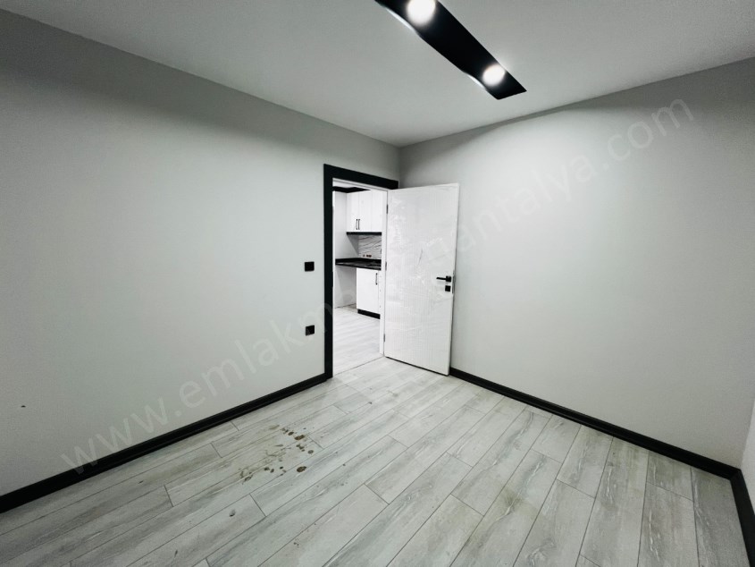 SİTE İÇİNDE YÜZME HAVUZLU LÜKS KULLANIŞLI 1+1 DAİRELER 